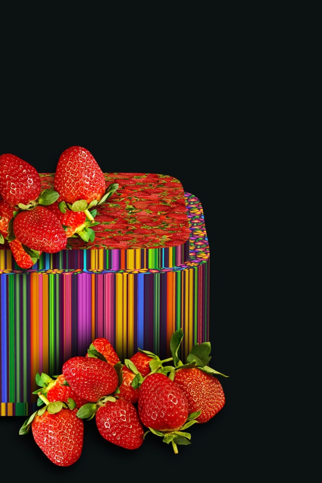 Разноцветная шкатулка с клубникой на черном фоне 