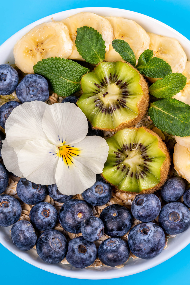 Овсянка с киви, бананами и киви на голубом фоне 