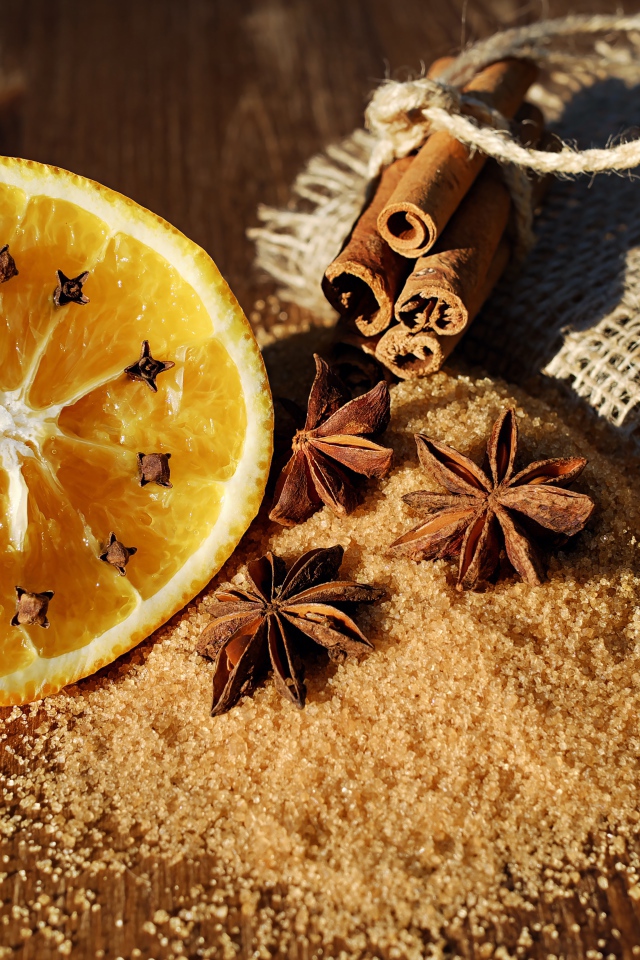 Кусочки апельсина с корицей и бадьяном