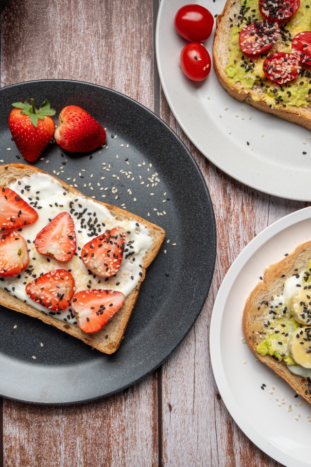 Бутерброды с малиной и бананом 