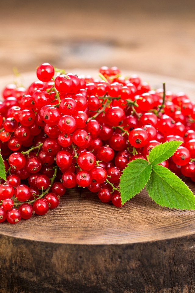 Спелая красная смородина на деревянной доске