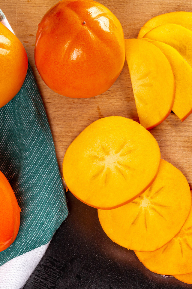 Хурма нарезанная кусочками на столе