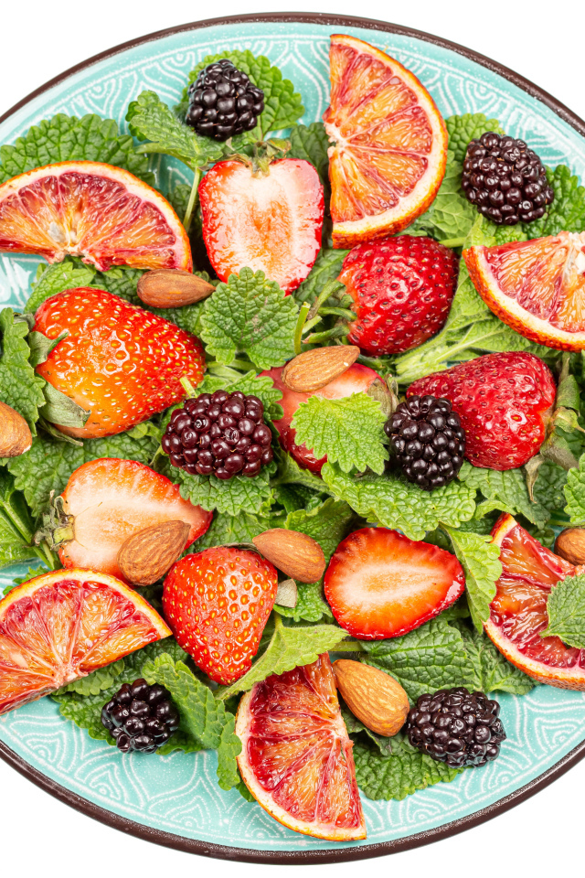 Ягоды клубники и ежевики с апельсином и листьями мелиссы