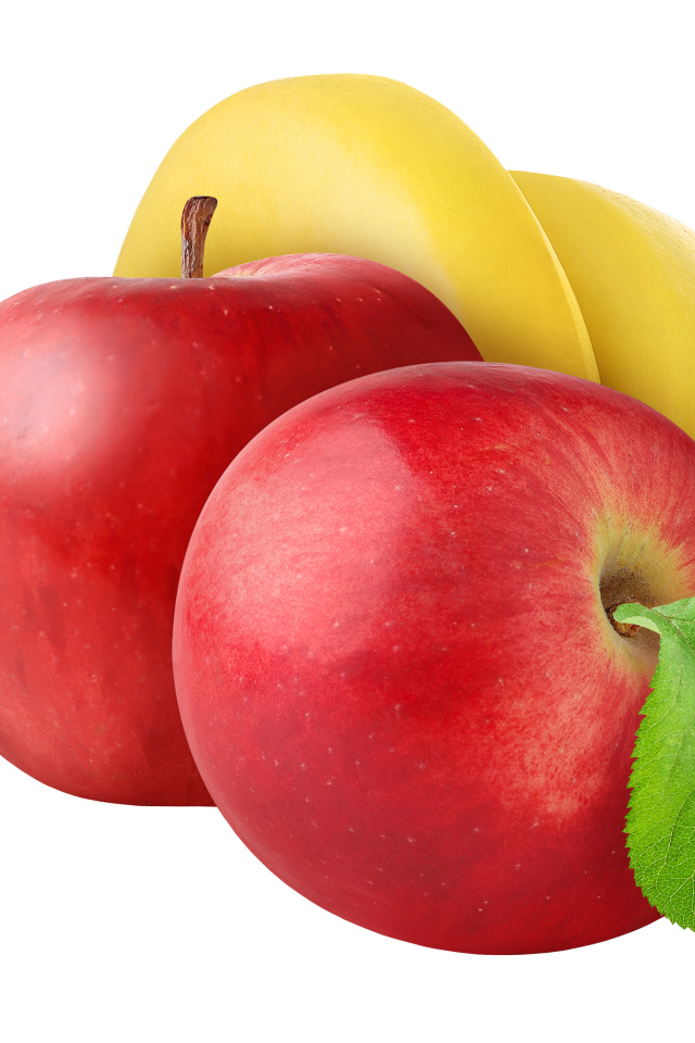 Два красных яблока с бананами на белом фоне