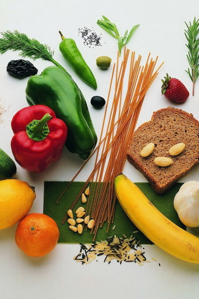 Овощи, фрукты, хлеб и сухофрукты на столе 