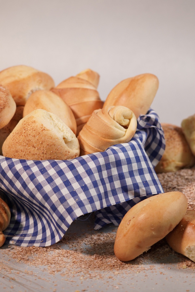 Вкусные сдобные булочки на сером фоне