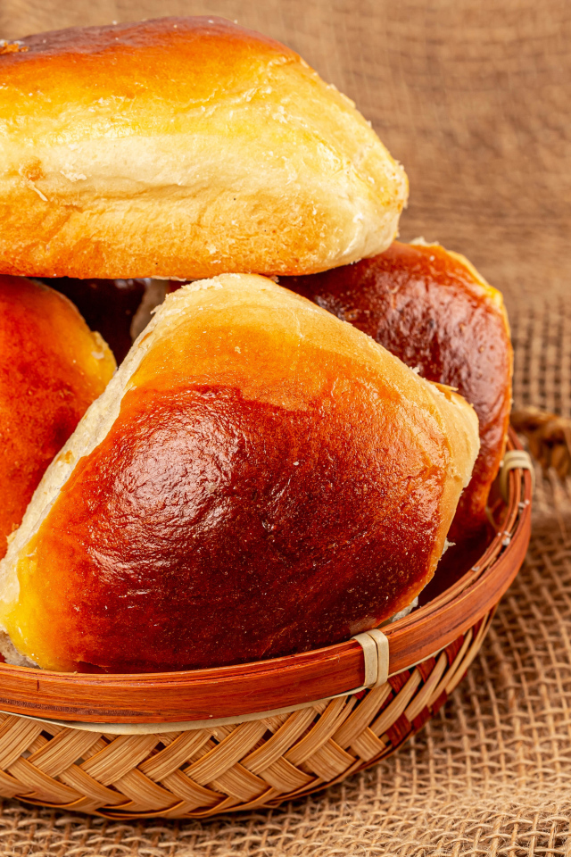 Свежие аппетитные булочки в корзинке