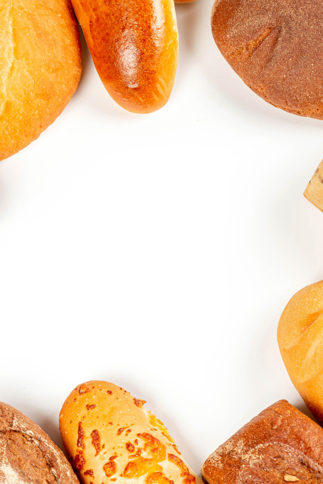 Свежая аппетитная выпечка на белом фоне 