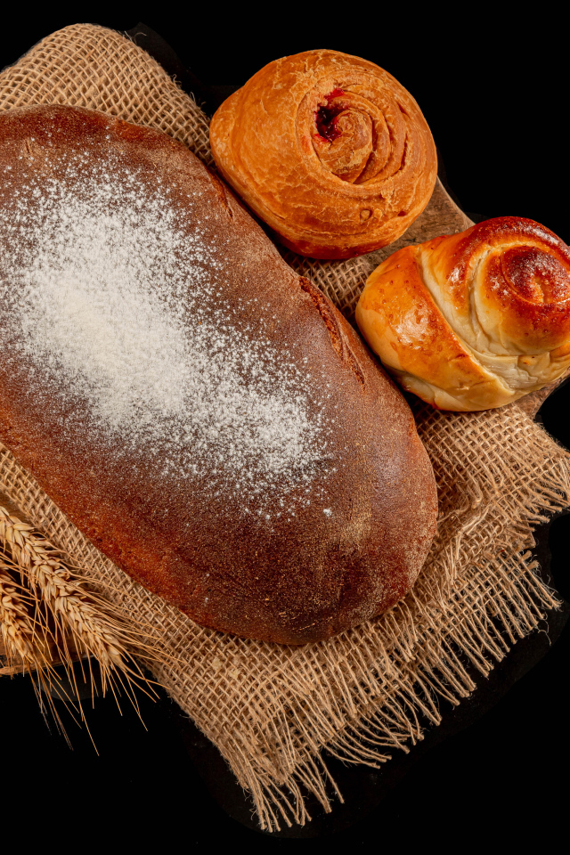 Свежая выпечка на черной поверхности