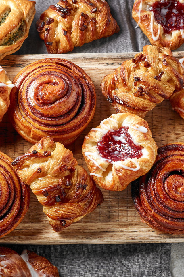 Свежая сладкая выпечка на доске на столе 