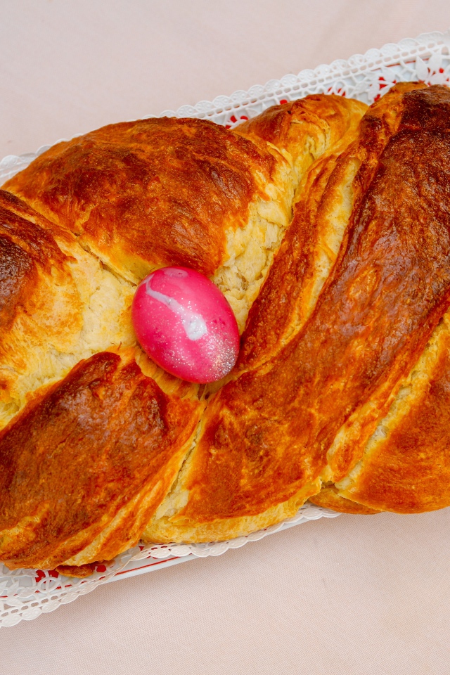 Плетеный кекс на столе на кружевной салфетке