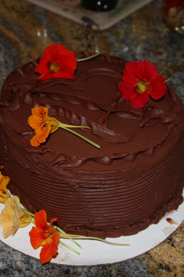 Аппетитный шоколадный торт с цветами настурции