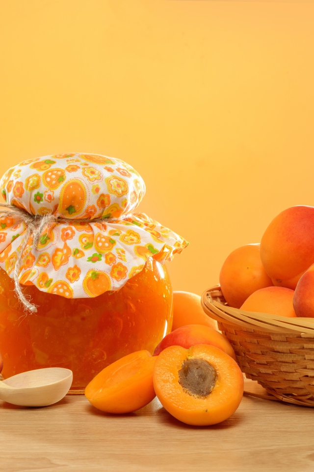Абрикосовое варенье на столе со свежими плодами