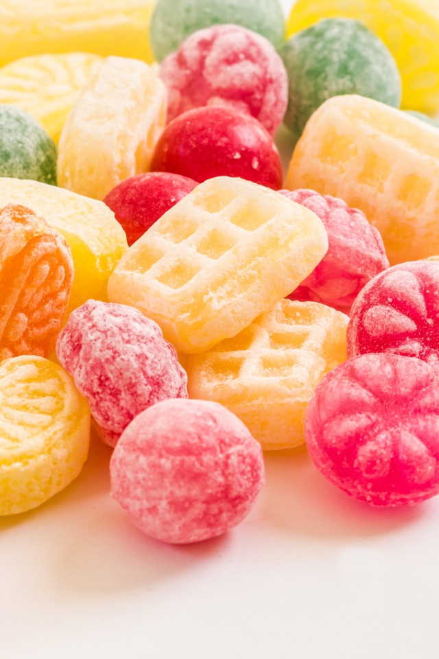 Разные конфеты карамельки на белом фоне