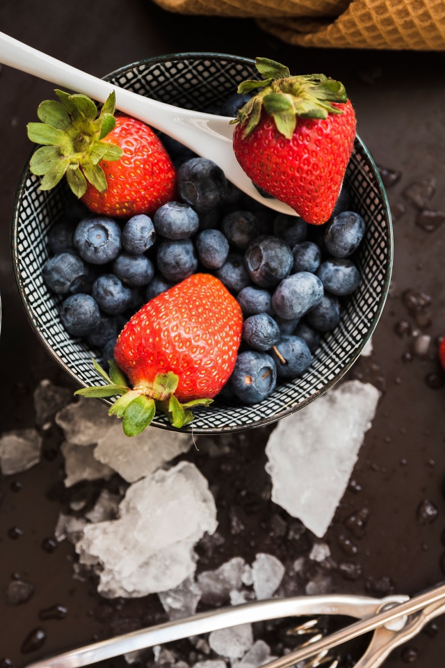 Шарики клубничного мороженого с ягодами черники и клубники