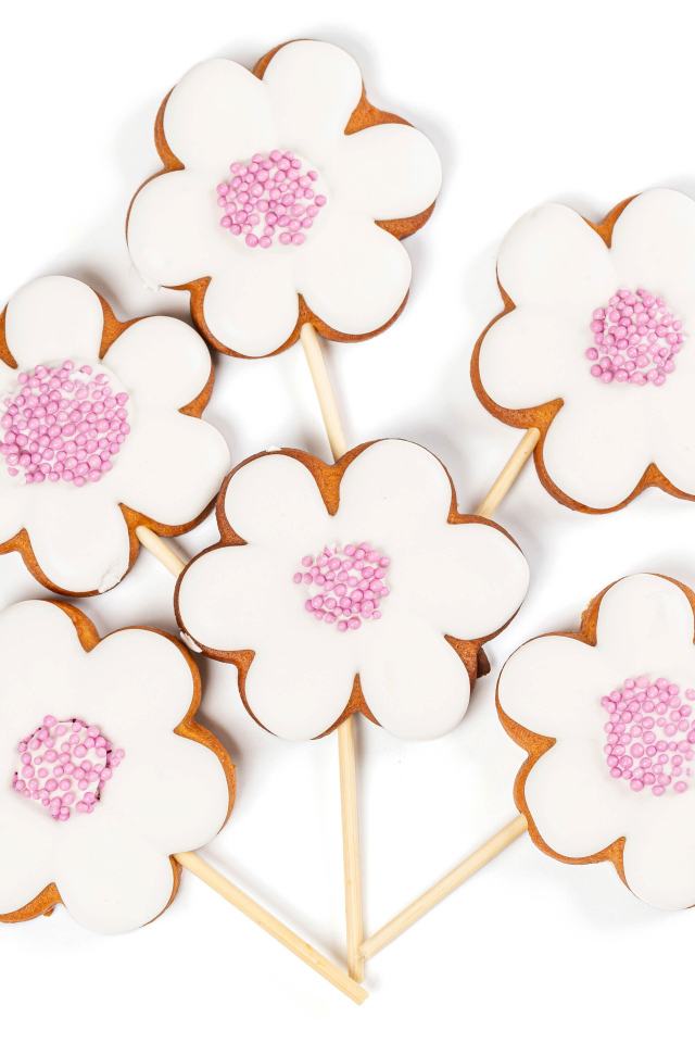 Красивое печенье в форме цветов на белом фоне