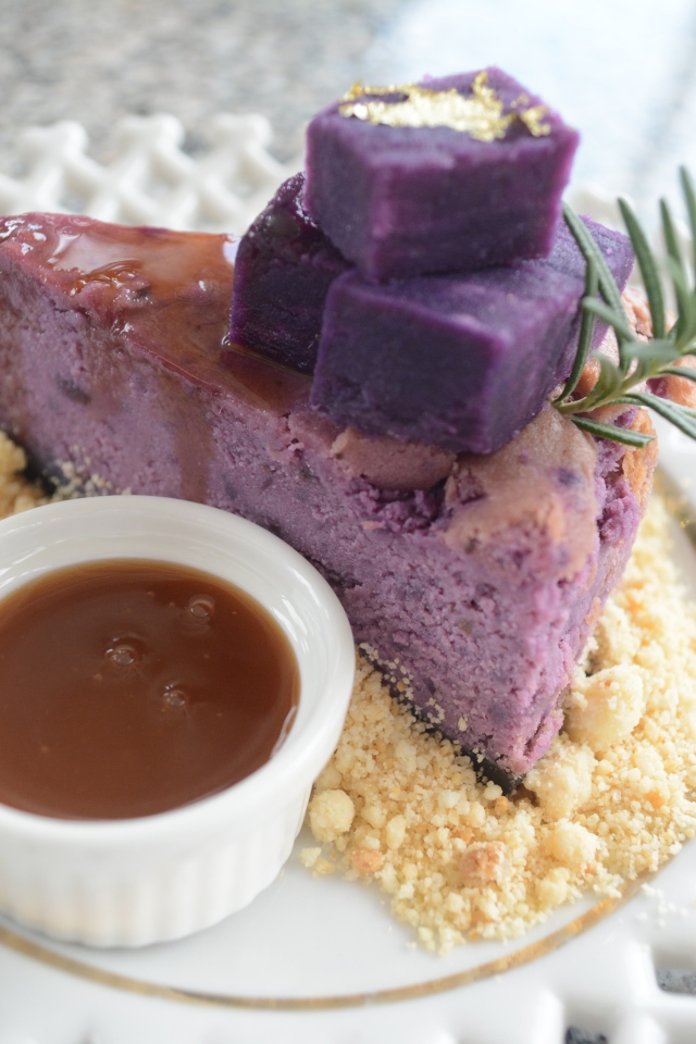 Ягодный чизкейк на тарелке с карамелью 