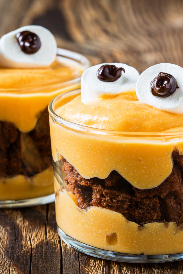 Ягодный десерт с кусочками пирога 