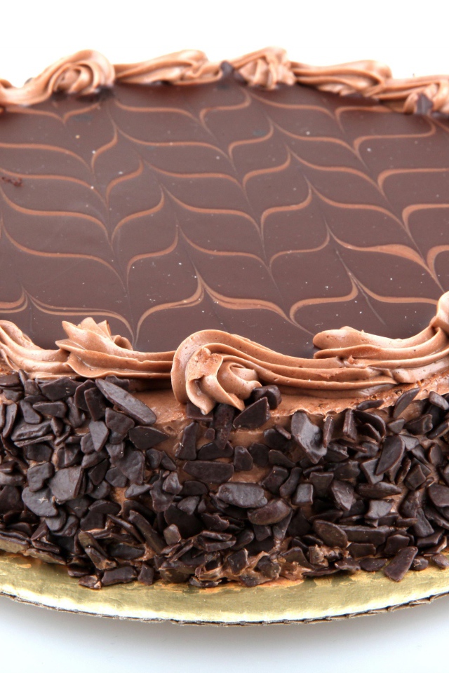 Большой праздничный торт с шоколадной крошкой на белом фоне