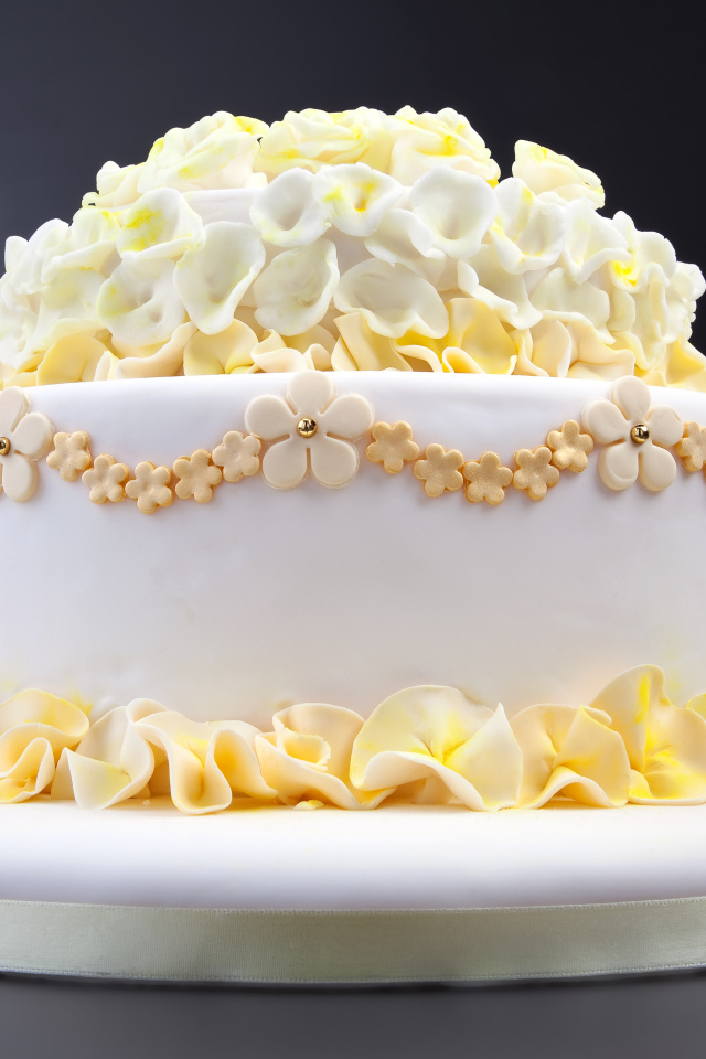 Большой белый торт с украшениями на сером фоне 