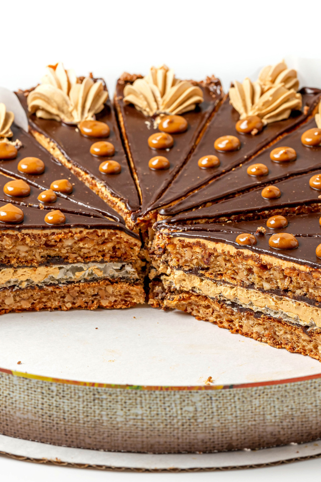 Торт со сливочным кремом на белом фоне