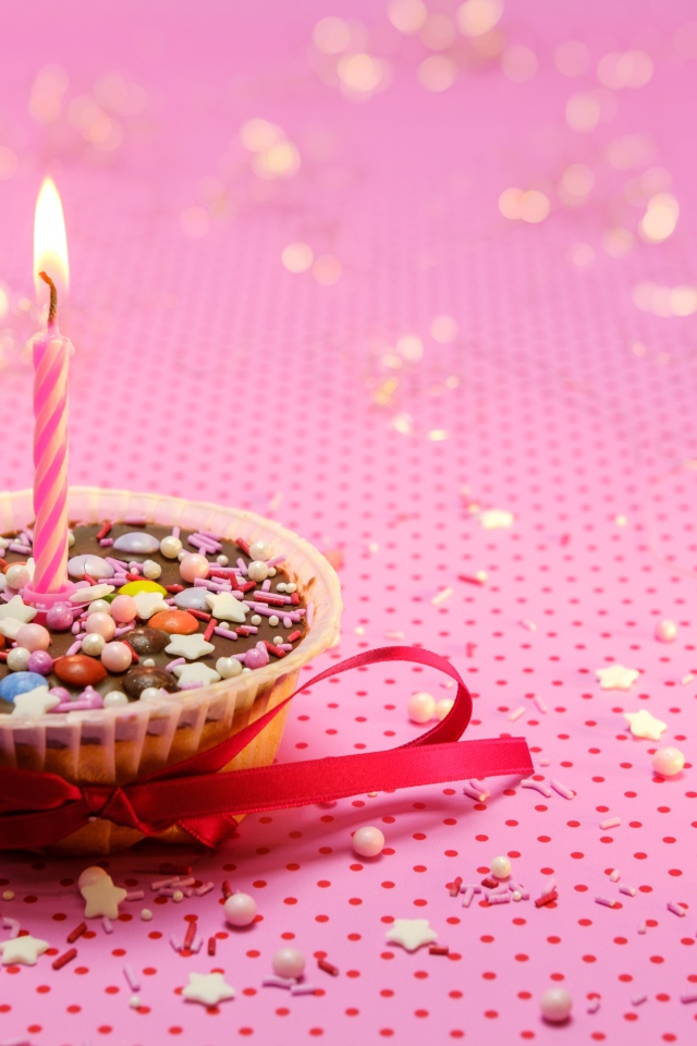 Пирожное с одной свечкой