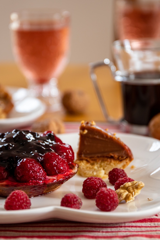 Пирожное с ягодами малины и джемом