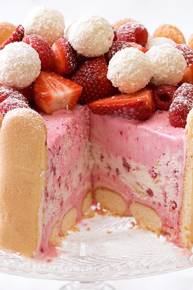 Торт с печеньем савоярди и клубничным муссом 