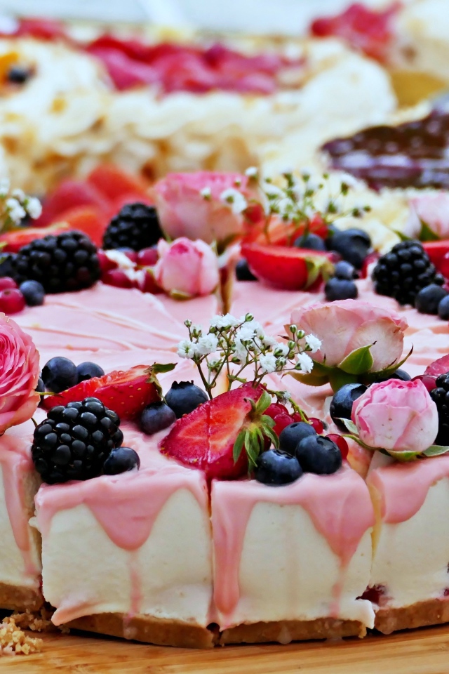 Торт чизкейк с ягодами и цветами 