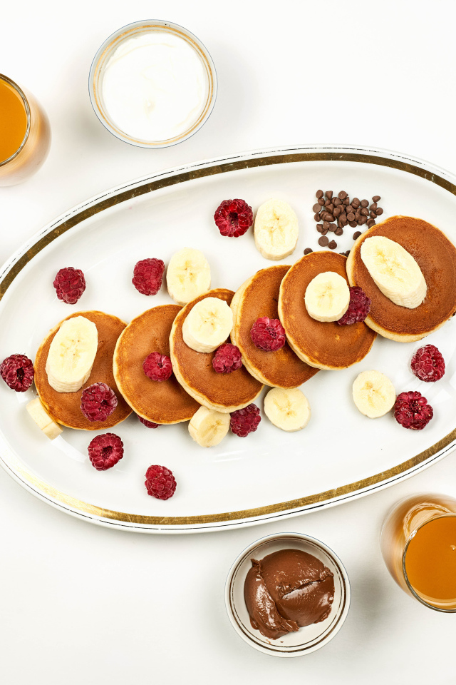 Сырники на столе с малиной и сладкими начинками