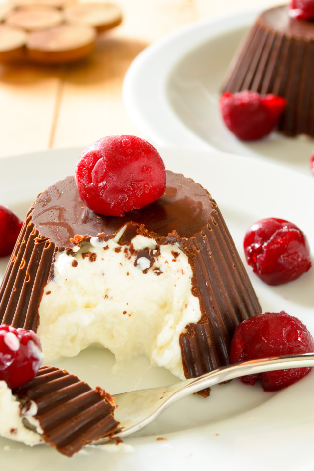 Творожный десерт в шоколаде с вишней 