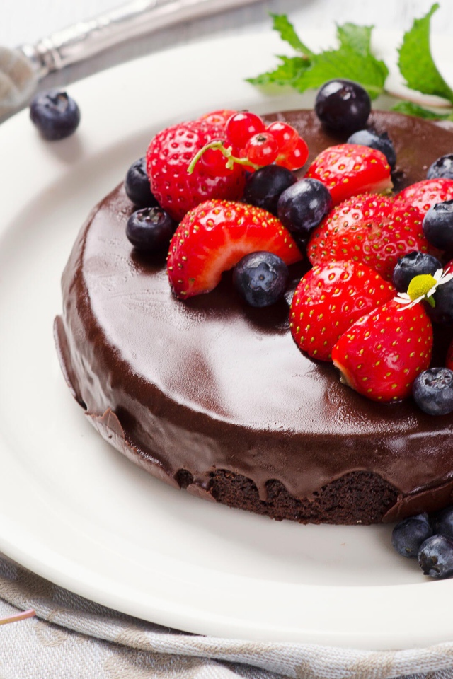 Шоколадный торт с ягодами черники и клубники 