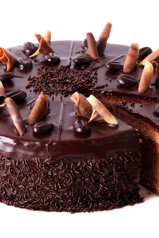 Шоколадный торт с крошкой на белом фоне