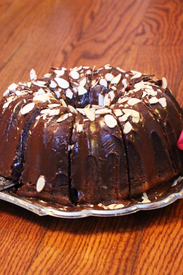 Шоколадный кекс на тарелке с розой 