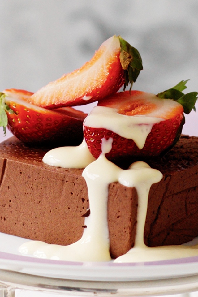 Шоколадное суфле с клубникой на тарелке