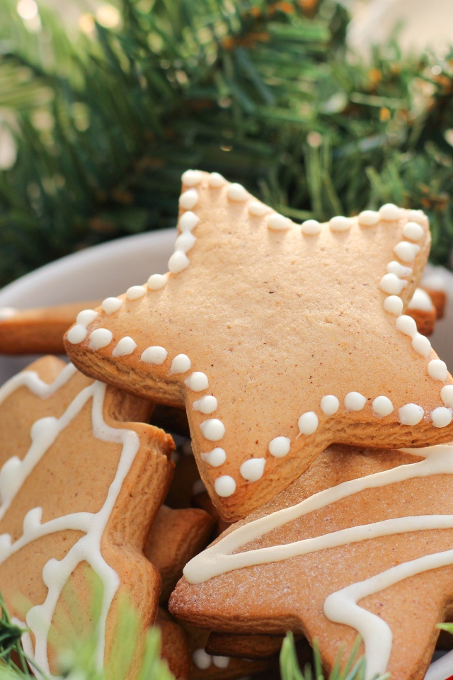 Новогоднее печенье звездочки с еловыми ветками