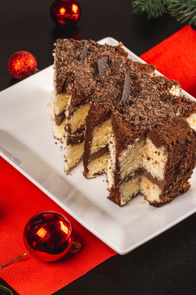 Торт в форме елочки на столе с игрушками