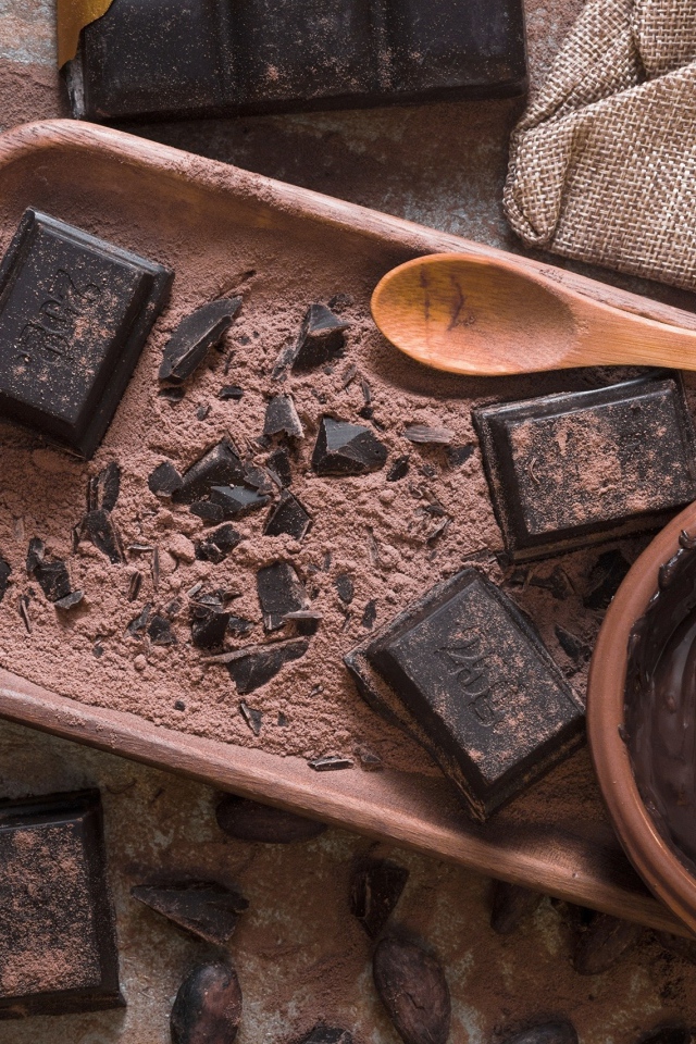 Какао с шоколадом на столе 