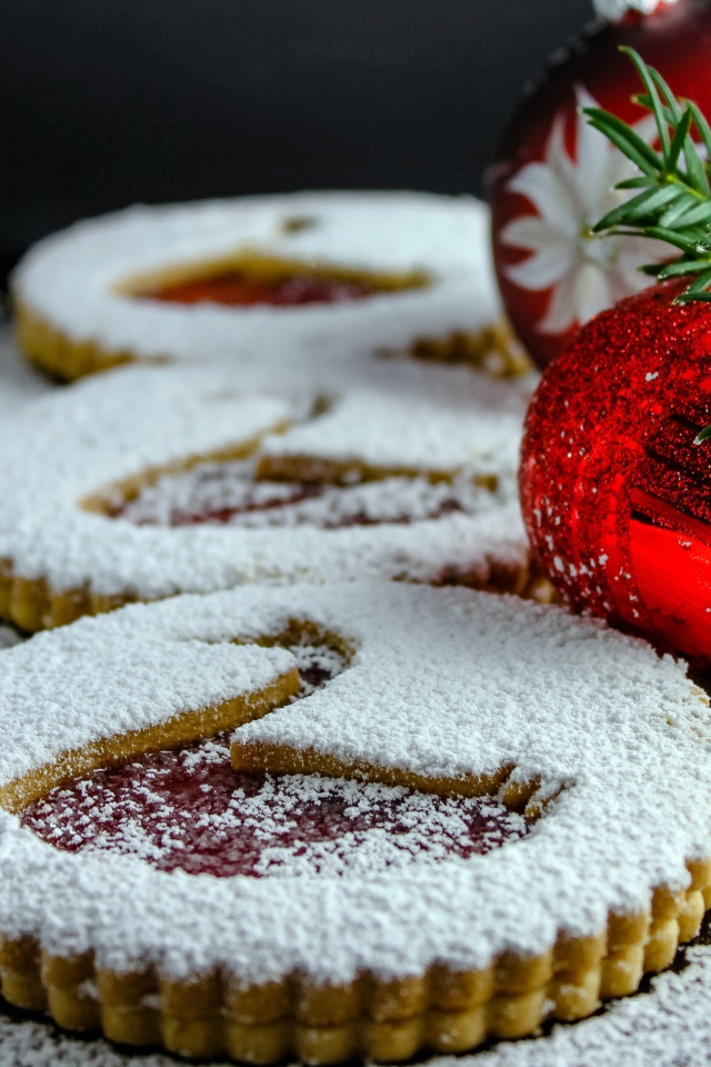 Печенье с сахарной пудрой и красными шарами 