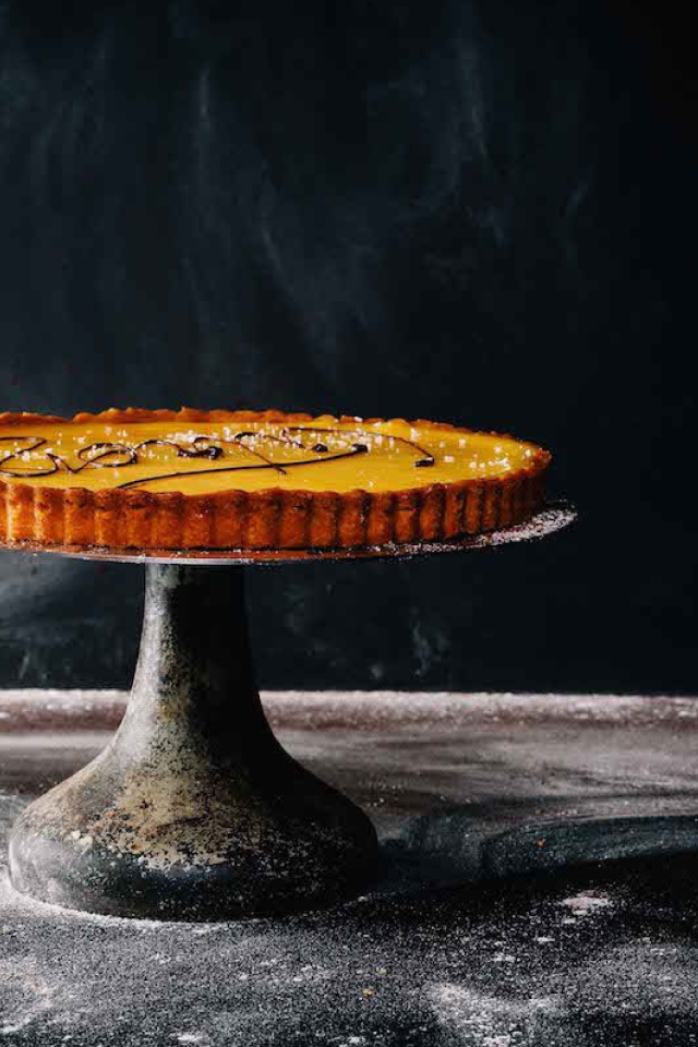 Пирог с кремом на черном фоне 