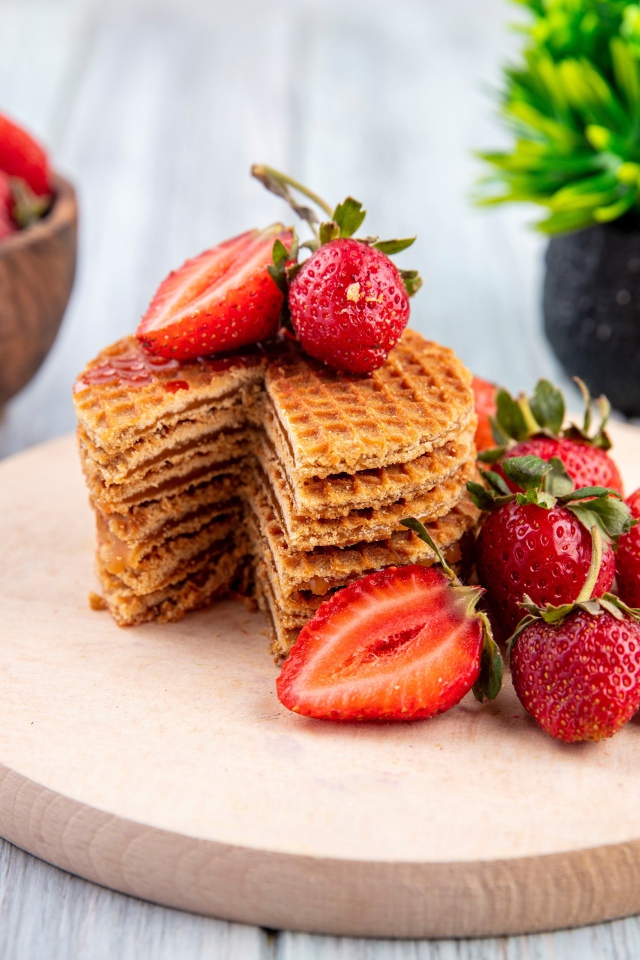 Хрустящие вафли со свежей клубникой 