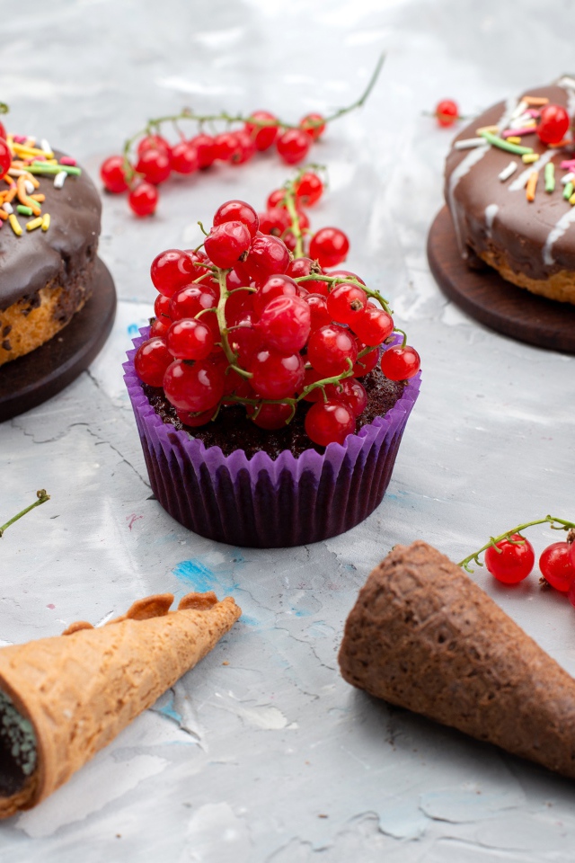 Кексы с шоколадом и красной смородиной 