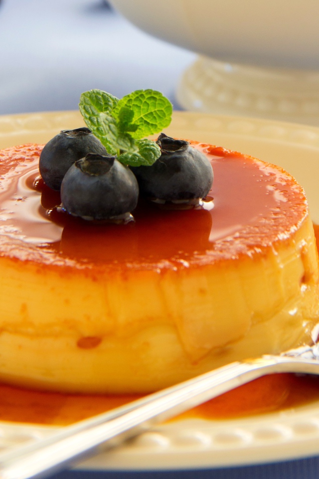 Творожный десерт с сиропом и ягодами черники