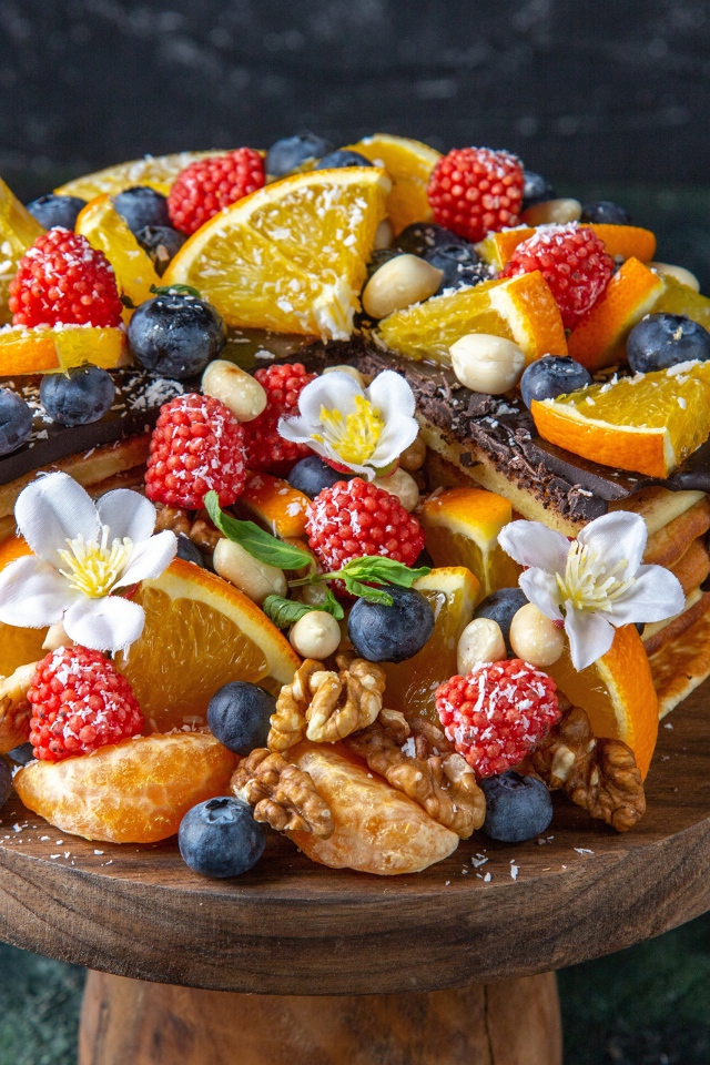 Вкусный торт с апельсинами и ягодами