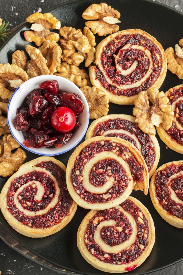 Вкусное печенье на тарелке с сухофруктами и орехами 