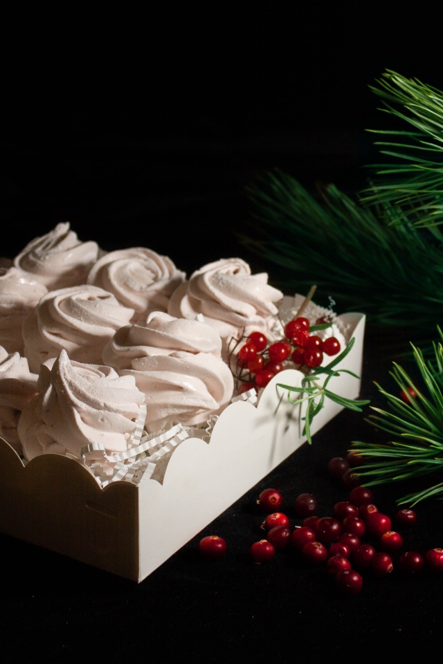 Вкусный десерт меренга с еловой веткой