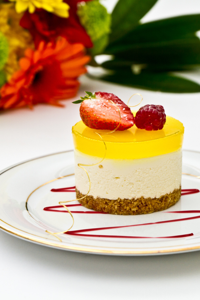 Вкусный десерт с ягодами на большой тарелке