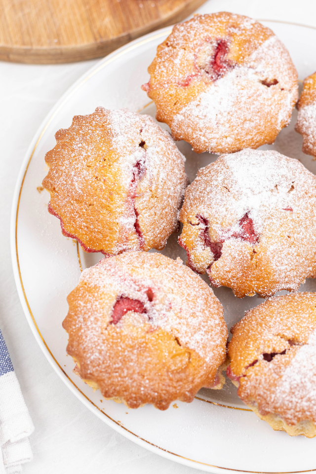 Вкусные кексы с клубникой с сахарной пудрой