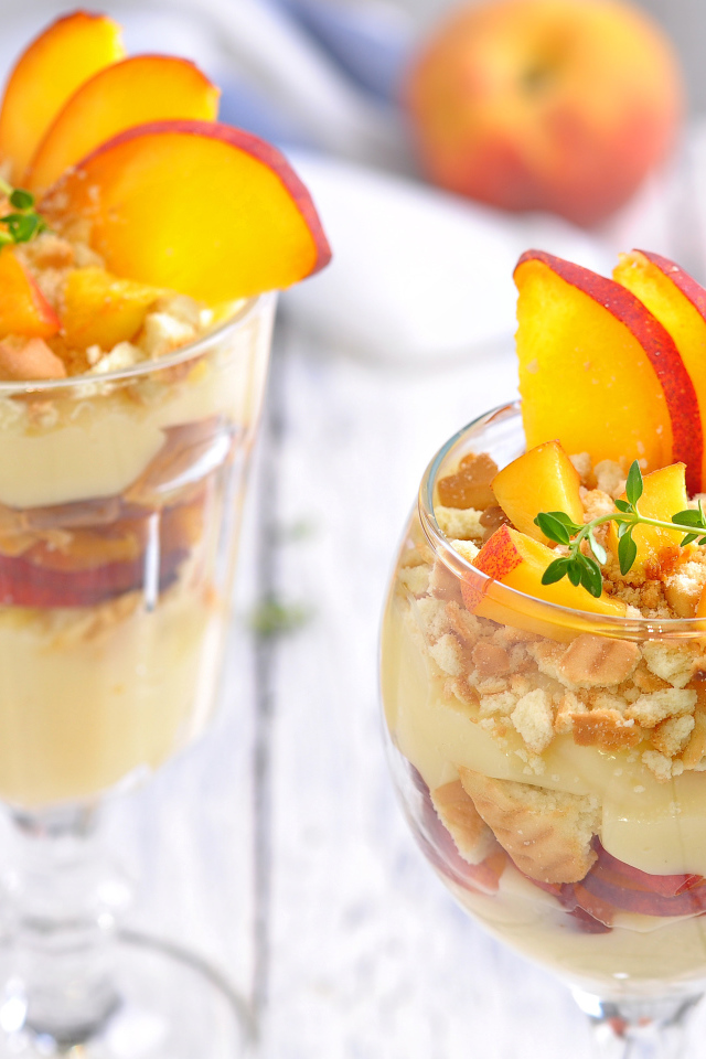 Десерт в стаканах с кусочками свежего нектарина 