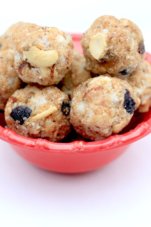 Десерт ладду в красной миске на сером фоне